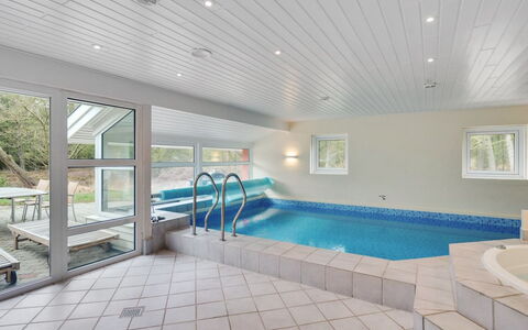 Mojag - 1Km from the Sea: Pavimentazione, Soffitto, Interior Design, Pavimento, Piscina, Ricorrere, Latifoglie, Pavimento In Legno, Hotel, Design
