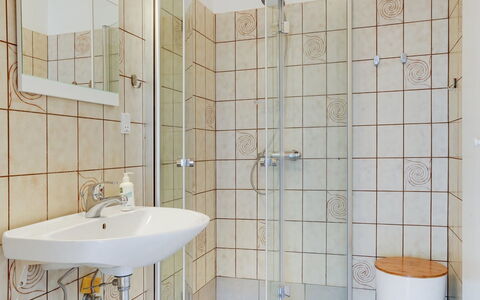 Reinbald - 1Km from the Sea: Idraulico Fixture, Bagno, Pavimentazione, Interior Design, Pavimento, Lavandino Del Bagno, Idraulico, Rubinetto, Lavello, Doccia