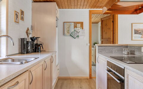 Troen - 3.8Km from the Sea: Cucina, Controsoffitto, Elettrodomestico Da Cucina, Cabinetry, Pavimentazione, Interior Design, Legna, Apparecchio Major, Lavandino Della Cucina, Lavello