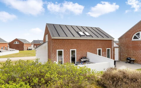 Aswith - 2.3Km from the Sea: Mobilia, Legna, Interior Design, Pavimentazione, Pavimento, Sedia, Camera, Soffitto, Soggiorno, Appartamento