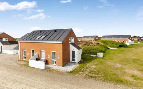 Aswith - 2.3Km from the Sea: Mobilia, Legna, Interior Design, Pavimentazione, Pavimento, Sedia, Camera, Soffitto, Soggiorno, Appartamento