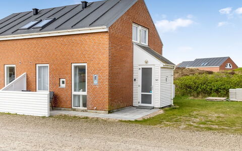 Aswith - 2.3Km from the Sea: Mobilia, Legna, Interior Design, Pavimentazione, Pavimento, Sedia, Camera, Soffitto, Soggiorno, Appartamento