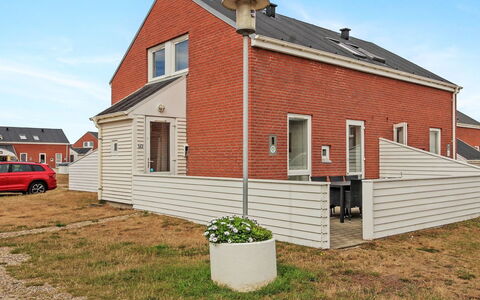 Raine - 2.3Km from the Sea: Tetto, Casa, Lotto, Casa, Villetta, Estate, Edifici Giardino, Shade, Log Cabin, Landscaping