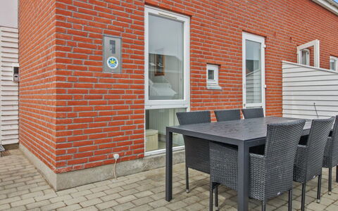 Raine - 2.3Km from the Sea: Tetto, Casa, Lotto, Casa, Villetta, Estate, Edifici Giardino, Shade, Log Cabin, Landscaping