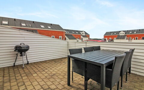 Raine - 2.3Km from the Sea: Tetto, Casa, Lotto, Casa, Villetta, Estate, Edifici Giardino, Shade, Log Cabin, Landscaping