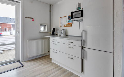 Raine - 2.3Km from the Sea: Tetto, Casa, Lotto, Casa, Villetta, Estate, Edifici Giardino, Shade, Log Cabin, Landscaping