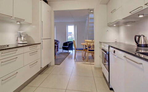 Daya - 2.3Km from the Sea: Pavimentazione, Interior Design, Pavimento, Legna, Soffitto, Controsoffitto, Pavimento In Legno, Mobilia, Cucina, Camera
