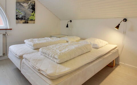 Daya - 2.3Km from the Sea: Letto, Camera Da Letto, Bedding, Lenzuolo, Pavimento, Interior Design, Pavimentazione, Legna, Mobilia, Biancheria