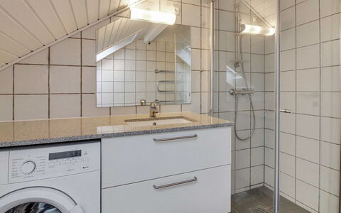Daya - 2.3Km from the Sea: Pavimentazione, Idraulico Fixture, Pavimento, Interior Design, Lavello, Mobiletto Del Bagno, Rubinetto, Soffitto, Bagno, Idraulico