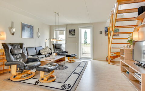Helvig - 2.3Km from the Sea: Pavimentazione, Mobilia, Interior Design, Legna, Pavimento, Soffitto, Soggiorno, Appartamento, Divano, Camera