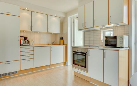 Helvig - 2.3Km from the Sea: Pavimentazione, Legna, Interior Design, Pavimento, Cucina, Elettrodomestico Da Cucina, Soffitto, Controsoffitto, Apparecchio Major, Camera