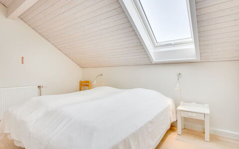 Helvig - 2.3Km from the Sea: Pavimentazione, Pavimento, Legna, Interior Design, Camera Da Letto, Soffitto, Letto, Pavimento In Legno, Biancheria, Lenzuolo