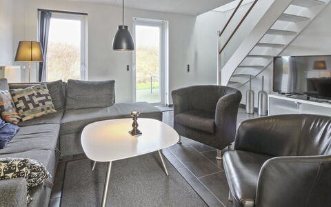 Alvild - 2.3Km from the Sea: Mobilia, Interior Design, Pavimentazione, Legna, Divano, Pavimento, Soggiorno, Soffitto, Casa, Illuminazione