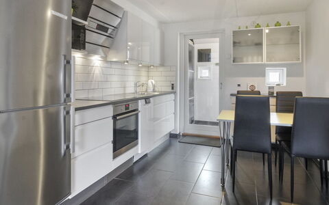 Alvild - 2.3Km from the Sea: Cucina, Pavimentazione, Elettrodomestico Da Cucina, Interior Design, Mobilia, Controsoffitto, Pavimento, Apparecchio Major, Soffitto, Cabinetry