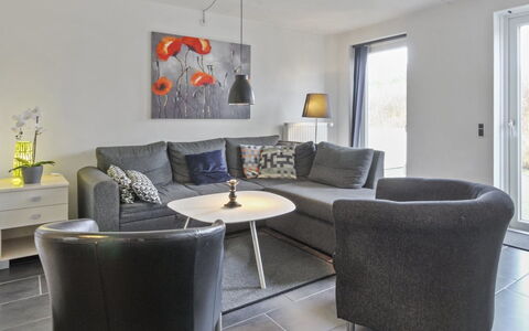 Alvild - 2.3Km from the Sea: Mobilia, Interior Design, Divano, Pavimentazione, Parete, Pavimento, Soggiorno, Soffitto, Camera, Tavolo