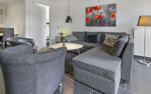 Alvild - 2.3Km from the Sea: Mobilia, Divano, Interior Design, Pavimentazione, Pavimento, Soggiorno, Camera, Casa, Tavolo, Tavolino Da Caffè