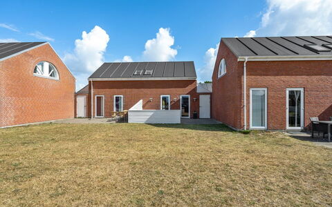 Iffuer - 2.3Km from the Sea: Mobilia, Interior Design, Sedia, Pavimentazione, Tavolo, Ricorrere, Pavimento, Soffitto, Camera, Eco Hotel