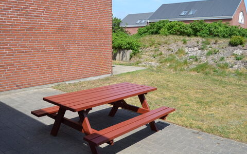 Mahena - 2.3Km from the Sea: Panchina, Mobili Da Esterno, Mobilia, Tavolo Da Picnic, Tavolo Esterno, Latifoglie, Banco, Color Legno, Plank