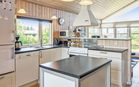 Fides - 600M from the Sea: Cucina, Controsoffitto, Elettrodomestico Da Cucina, Interior Design, Legna, Soffitto, Cabinetry, Mobilia, Lampada, Apparecchio Major