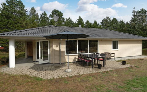 Micke - 3.2Km from the Sea: Arbusto, Urban Design, Groundcover, Brick, Appartamento, Estate, Muratura, Balcone, Landscaping