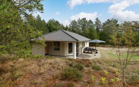 Micke - 3.2Km from the Sea: Arbusto, Urban Design, Groundcover, Brick, Appartamento, Estate, Muratura, Balcone, Landscaping