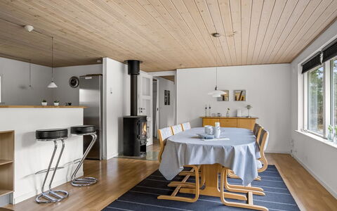 Micke - 3.2Km from the Sea: Arbusto, Urban Design, Groundcover, Brick, Appartamento, Estate, Muratura, Balcone, Landscaping