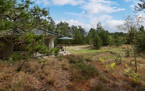 Micke - 3.2Km from the Sea: Arbusto, Urban Design, Groundcover, Brick, Appartamento, Estate, Muratura, Balcone, Landscaping