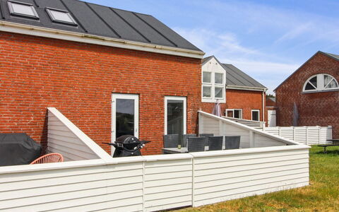 Faidra - 2.5Km from the Sea: Finestra, Facciata, Zona Residenziale, Casa, Materiale Composito, Finestra A Ghigliottina, Estate, Raccordo, Illuminazione Diurna