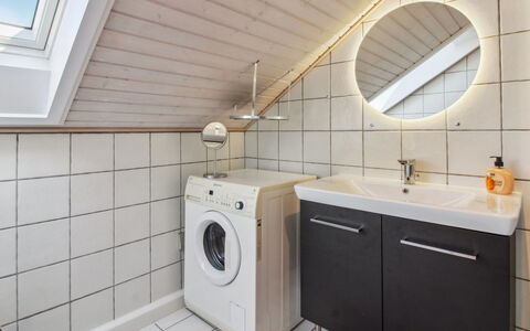 Faidra - 2.5Km from the Sea: Pavimentazione, Idraulico Fixture, Interior Design, Pavimento, Soffitto, Lavello, Rubinetto, Idraulico, Bagno, Mobiletto Del Bagno
