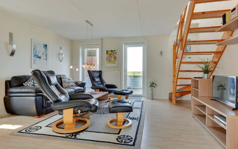 Jovanka - 2.3Km from the Sea: Mobilia, Pavimentazione, Interior Design, Legna, Pavimento, Soggiorno, Appartamento, Illuminazione, Soffitto, Casa