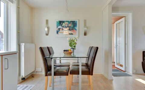 Jovanka - 2.3Km from the Sea: Mobilia, Interior Design, Pavimentazione, Parete, Pavimento, Legna, Tavolo, Sala Da Pranzo, Soffitto, Cucina & Sala Da Pranzo Tavolo