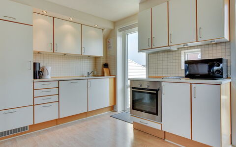 Jovanka - 2.3Km from the Sea: Pavimentazione, Legna, Pavimento, Interior Design, Cucina, Elettrodomestico Da Cucina, Apparecchio Major, Controsoffitto, Soffitto, Pavimento In Legno