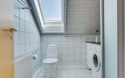 Jovanka - 2.3Km from the Sea: Pavimentazione, Pavimento, Idraulico Fixture, Interior Design, Soffitto, Bagno, Idraulico, Piastrella, Gabinetto, Rubinetto