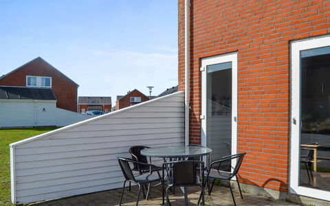 Gaida - 2.3Km from the Sea: Brick, Materiale Composito, Mobili Da Esterno, Raccordo, Muratura, Porta, Sedia, Tavolo Esterno, Color Legno