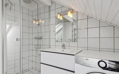 Gaida - 2.3Km from the Sea: Pavimentazione, Interior Design, Pavimento, Idraulico Fixture, Soffitto, Bagno, Lavello, Idraulico, Rubinetto, Mobiletto Del Bagno