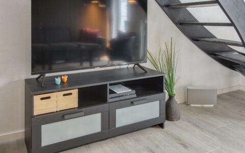 Gaida - 2.3Km from the Sea: Soffitto, Pavimentazione, Interior Design, Pavimento, Materiale Composito, Mobilia, Ricorrere, Hotel, Design, Illuminazione Diurna