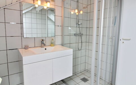 Anelia - 2.3Km from the Sea: Pavimentazione, Idraulico Fixture, Pavimento, Interior Design, Idraulico, Bagno, Rubinetto, Piastrella, Soffitto, Materiale Composito