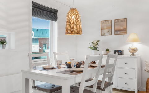 Anelia - 2.3Km from the Sea: Mobilia, Interior Design, Pavimentazione, Sedia, Legna, Tavolo, Pavimento, Lampada, Sala Da Pranzo, Cucina & Sala Da Pranzo Tavolo