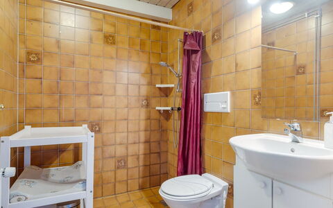 Lynne - 2.3Km from the Sea: Pavimentazione, Pavimento, Interior Design, Idraulico Fixture, Camera, Soffitto, Bagno, Idraulico, Lavello, Rubinetto