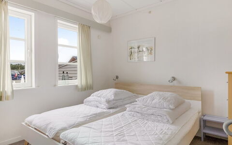 Lynne - 2.3Km from the Sea: Letto, Camera Da Letto, Pavimento, Interior Design, Bedding, Legna, Mobilia, Lenzuolo, Pavimentazione, Soffitto