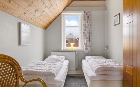 Lynne - 2.3Km from the Sea: Camera Da Letto, Letto, Legna, Bedding, Lenzuolo, Pavimento, Interior Design, Telaio Del Letto, Pavimentazione, Soffitto