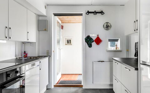 Sighwald - 2.3Km from the Sea: Elettrodomestico Da Cucina, Cucina, Controsoffitto, Apparecchio Major, Pavimentazione, Cabinetry, Elettrodomestico, Legna, Interior Design, Mobilia
