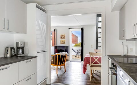 Sighwald - 2.3Km from the Sea: Pavimentazione, Interior Design, Mobilia, Legna, Cucina, Pavimento, Controsoffitto, Soffitto, Elettrodomestico Da Cucina, Pavimento In Legno