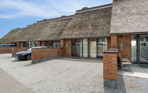 Ønd - 2.5Km from the Sea: Arbusto, Urban Design, Groundcover, Brick, Appartamento, Estate, Muratura, Balcone, Landscaping