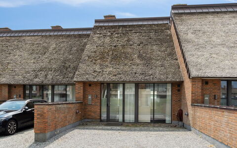 Ønd - 2.5Km from the Sea: Arbusto, Urban Design, Groundcover, Brick, Appartamento, Estate, Muratura, Balcone, Landscaping