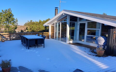 Elgin - 1.8Km from the Sea: Legna, Casa, Porta, Villetta, Portico, Shade, Sedia, Cortile, Latifoglie, Illuminazione Diurna
