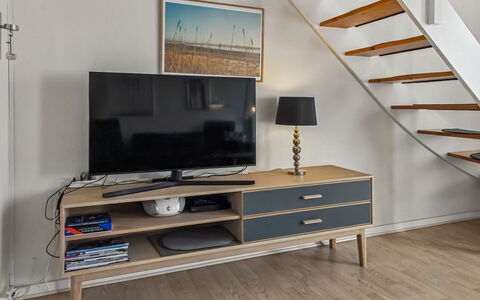 Nayana - 2.3Km from the Sea: Mobilia, Pavimentazione, Pavimento, Interior Design, Soggiorno, Cassetto, Cabinetry, Pavimento In Legno, Scaffalature, Color Legno