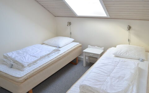 Nayana - 2.3Km from the Sea: Letto, Camera Da Letto, Pavimento, Interior Design, Lenzuolo, Legna, Bedding, Pavimentazione, Soffitto, Mobilia