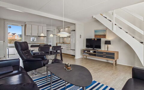 Nayana - 2.3Km from the Sea: Pavimentazione, Interior Design, Pavimento, Soffitto, Mobilia, Appartamento, Divano, Camera, Pavimento In Legno, Soggiorno