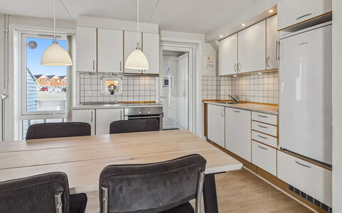 Nayana - 2.3Km from the Sea: Pavimentazione, Interior Design, Pavimento, Legna, Controsoffitto, Soffitto, Mobilia, Cucina, Pavimento In Legno, Camera